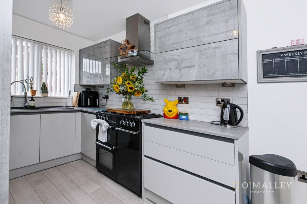 Property photo 3 of 17 Kitchen