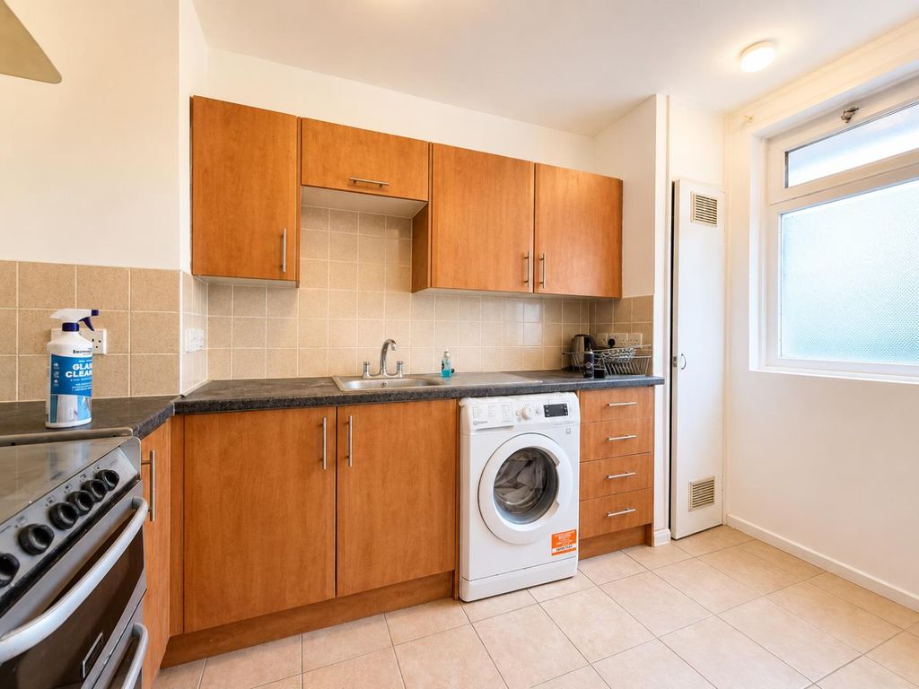 Property photo 3 of 9 Kitchen 2