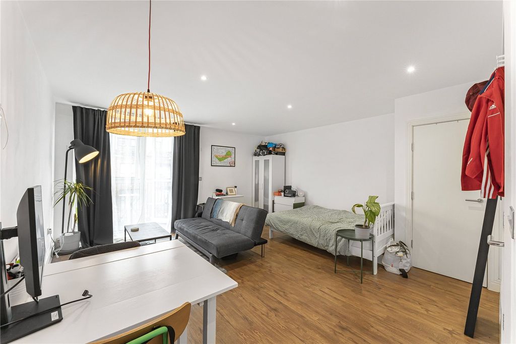 Property photo 2 of 15 Studio