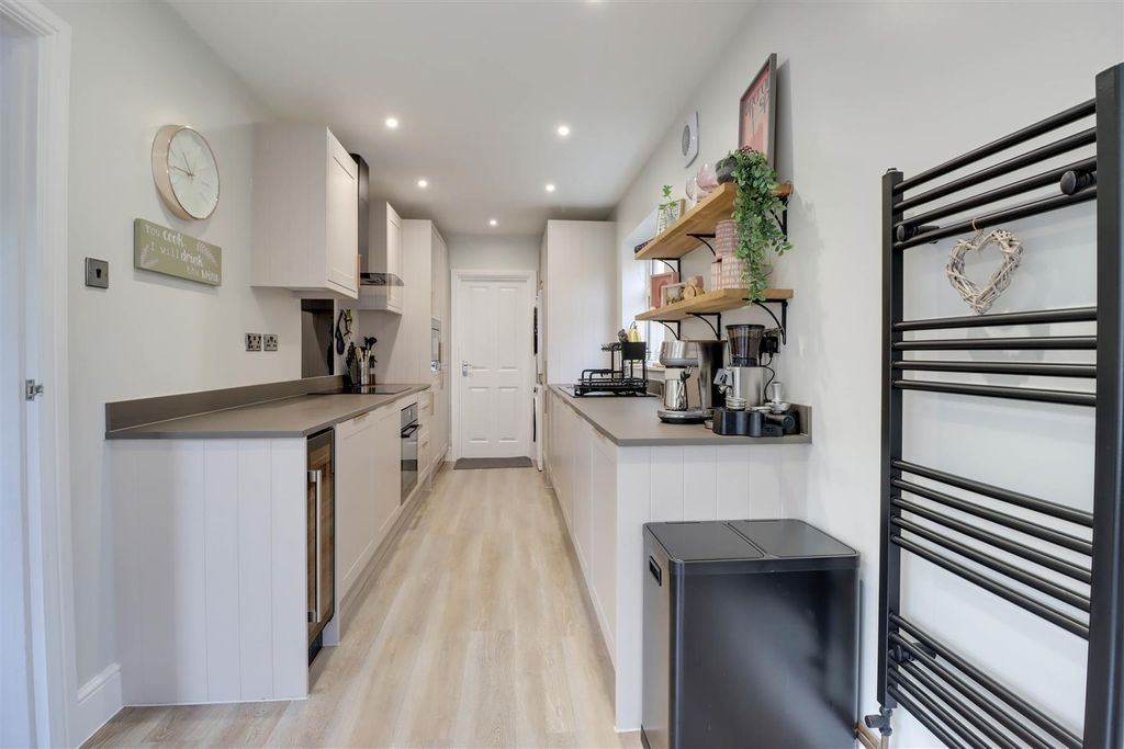 Property photo 3 of 20 16 Saxon Close .2-10.Jpg