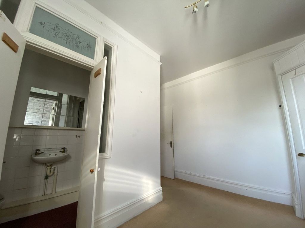 Property photo 3 of 5 Bed 1