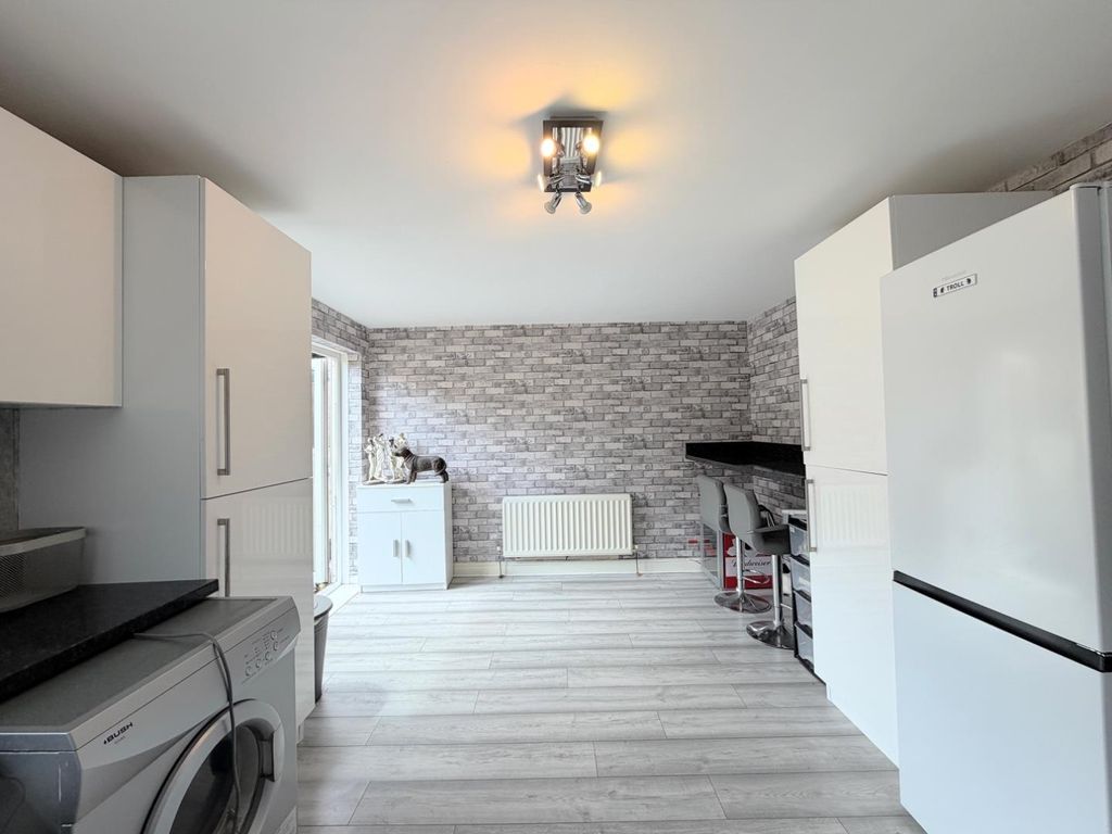 Property photo 3 of 11 Dining Kitchen