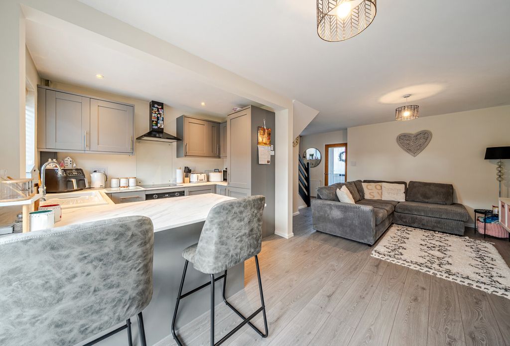 Property photo 1 of 11 1387857-14-693Ad8...