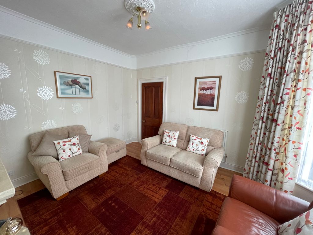 Property photo 3 of 10 Lounge