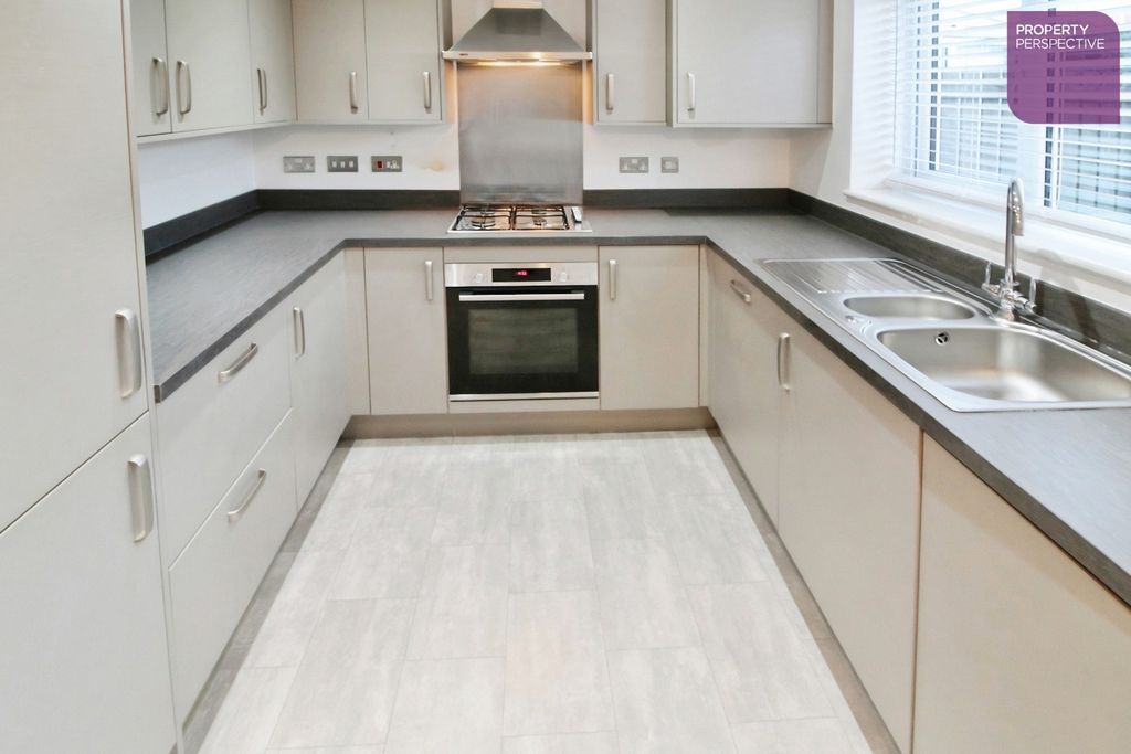 Property photo 3 of 11 Dining Kitchen