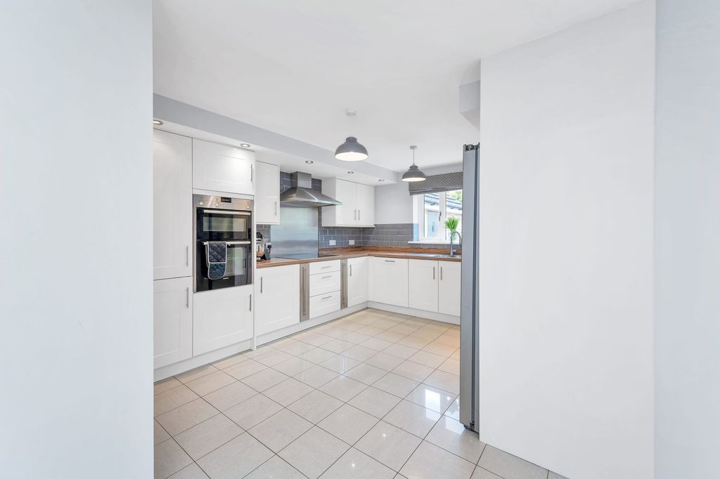 Property photo 3 of 25