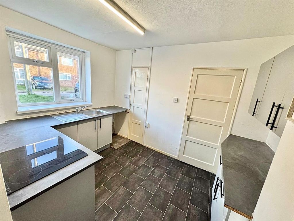 Property photo 3 of 12 Kitchen..Jpg