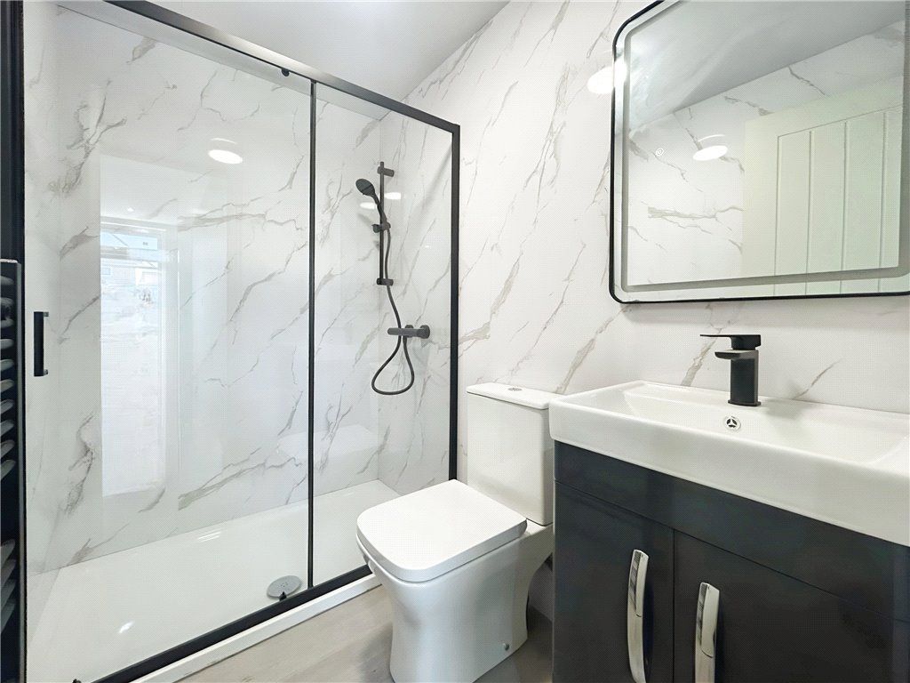 Property photo 3 of 10 Ensuite