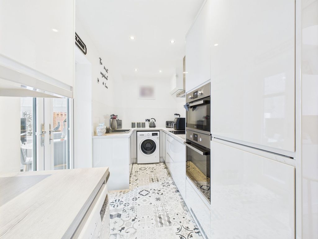 Property photo 3 of 19 Kitchen