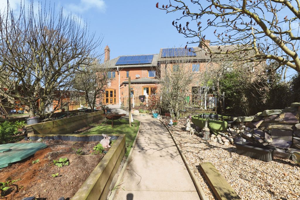 Property photo 2 of 25 Front Garden