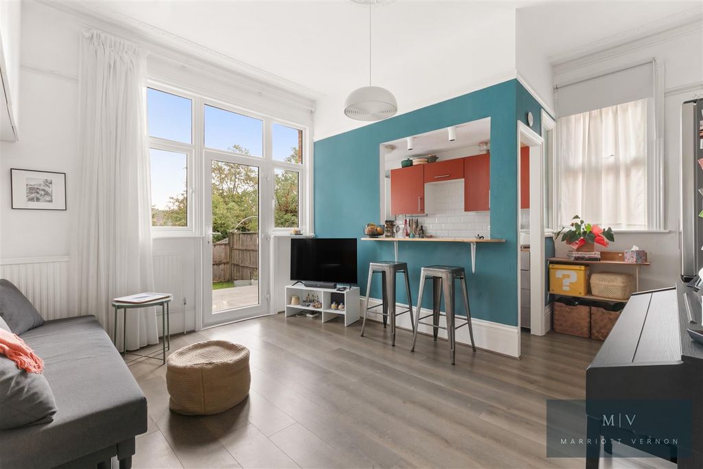 Property photo 3 of 13 St. Augustines Avenue 54 F2 MV-4.Jpg