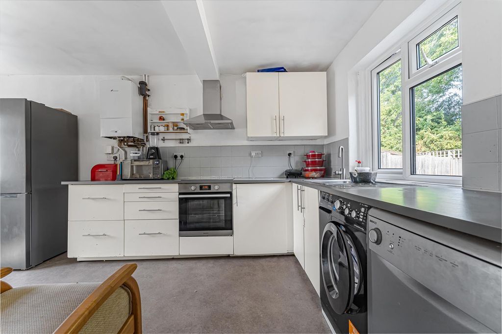 Property photo 2 of 10 17 Hensington Close-5.Jpg