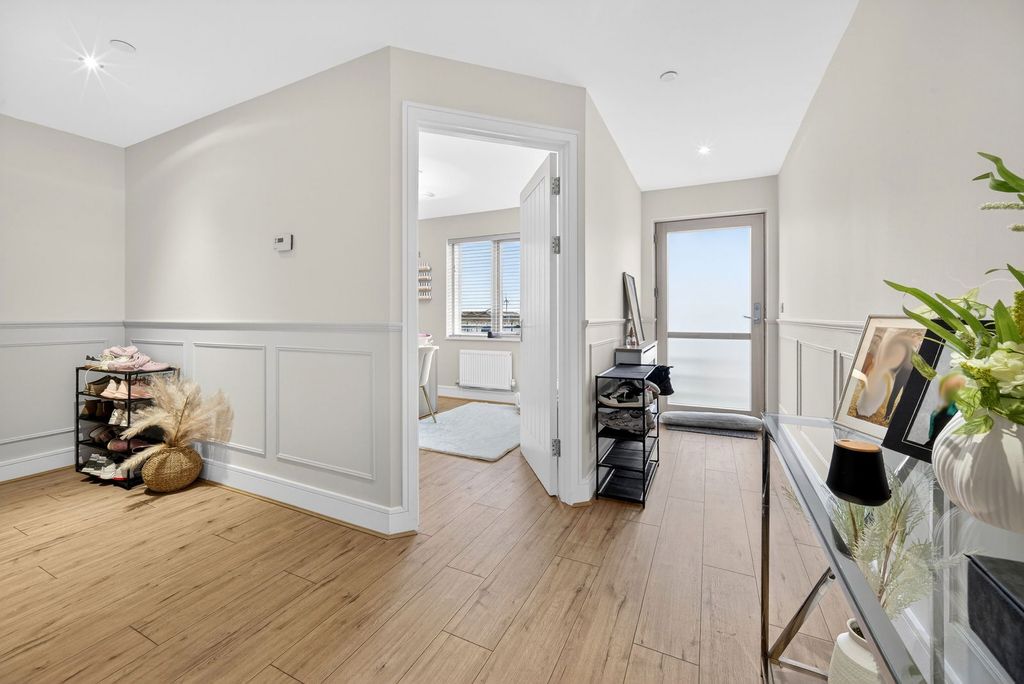 Property photo 3 of 49