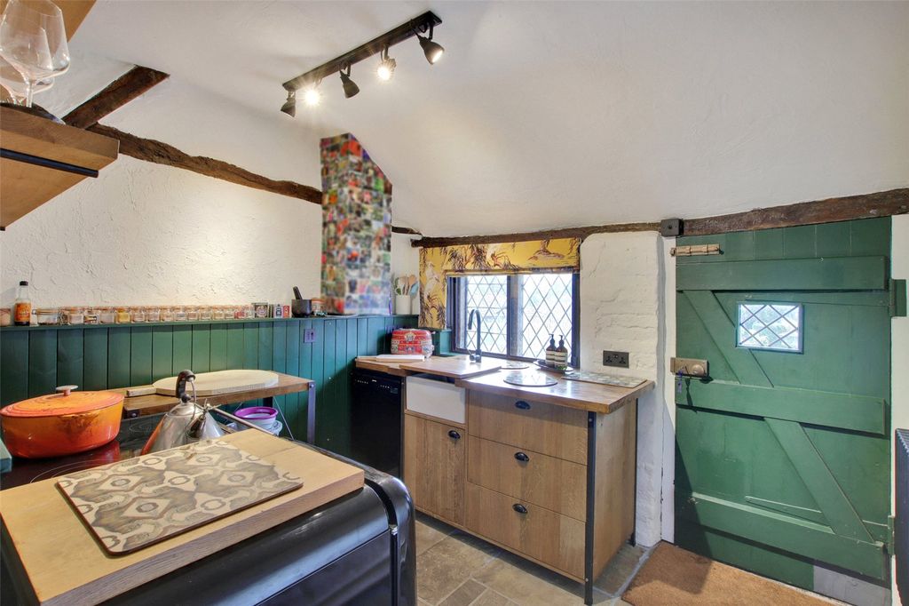 Property photo 3 of 10 Kitchen