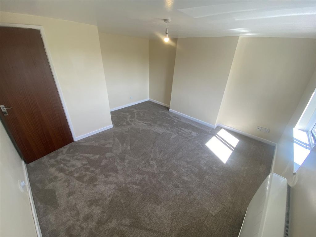 Property photo 3 of 12 Lounge 2