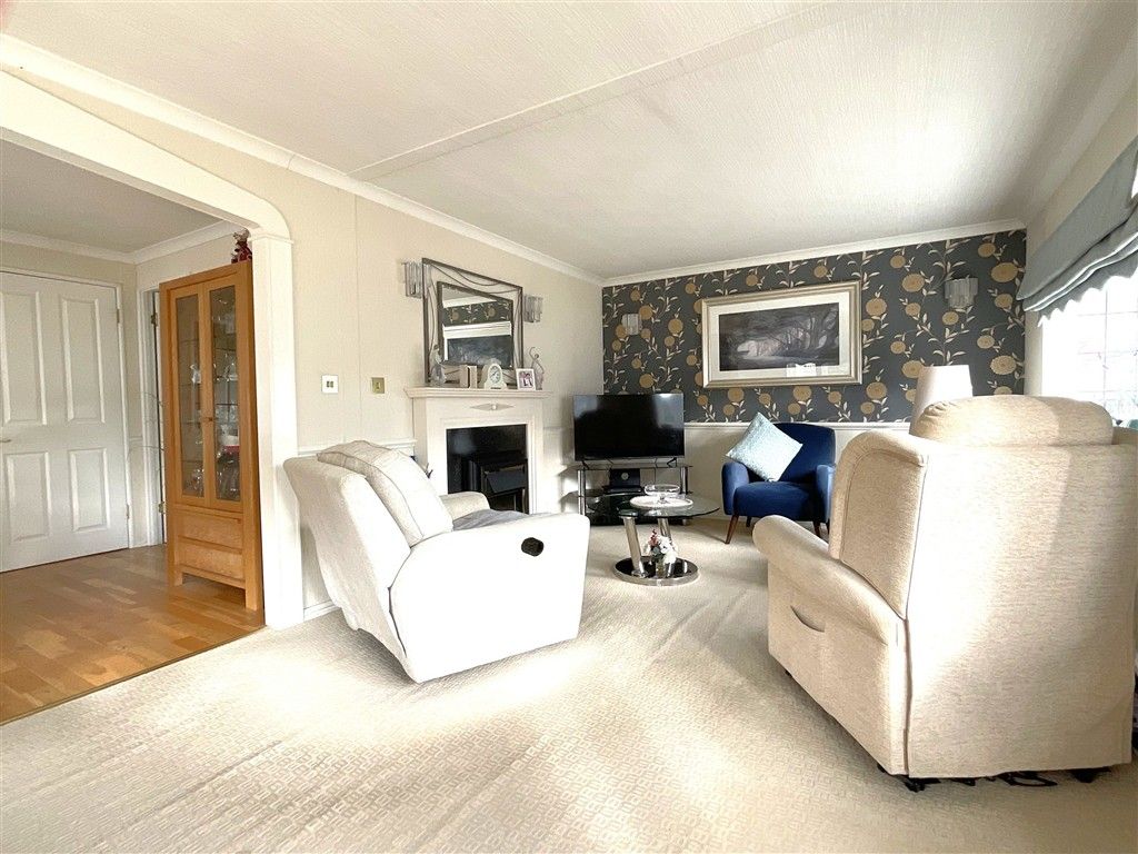 Property photo 2 of 17 Lounge