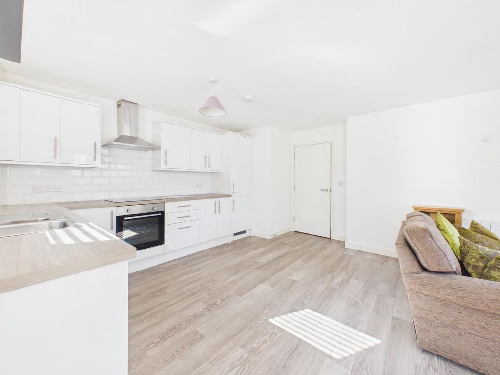 Property photo 3 of 10 Cam04899G0-Pr0322-Still006.Jpg