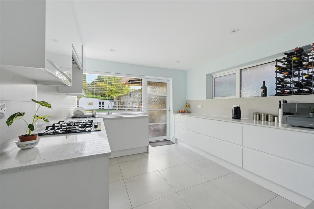 Property photo 3 of 16 Woodmansterne Street, 41-23.Jpg
