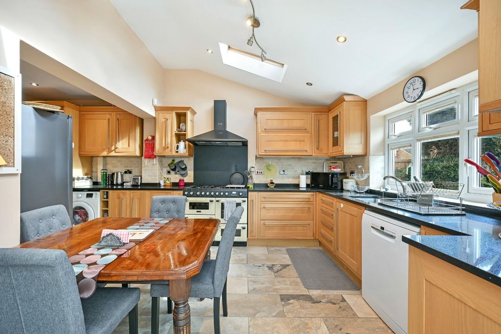 Property photo 3 of 20 Chessington Road (8).Jpg