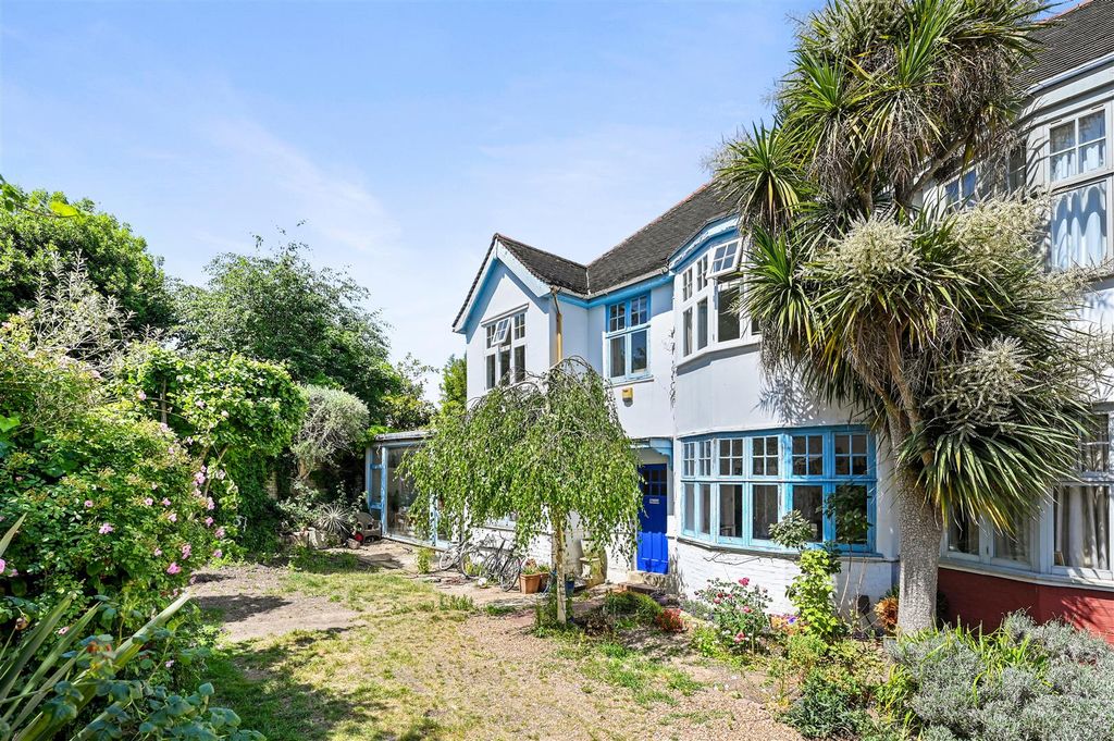 Property photo 1 of 16 Rylett Crescent
