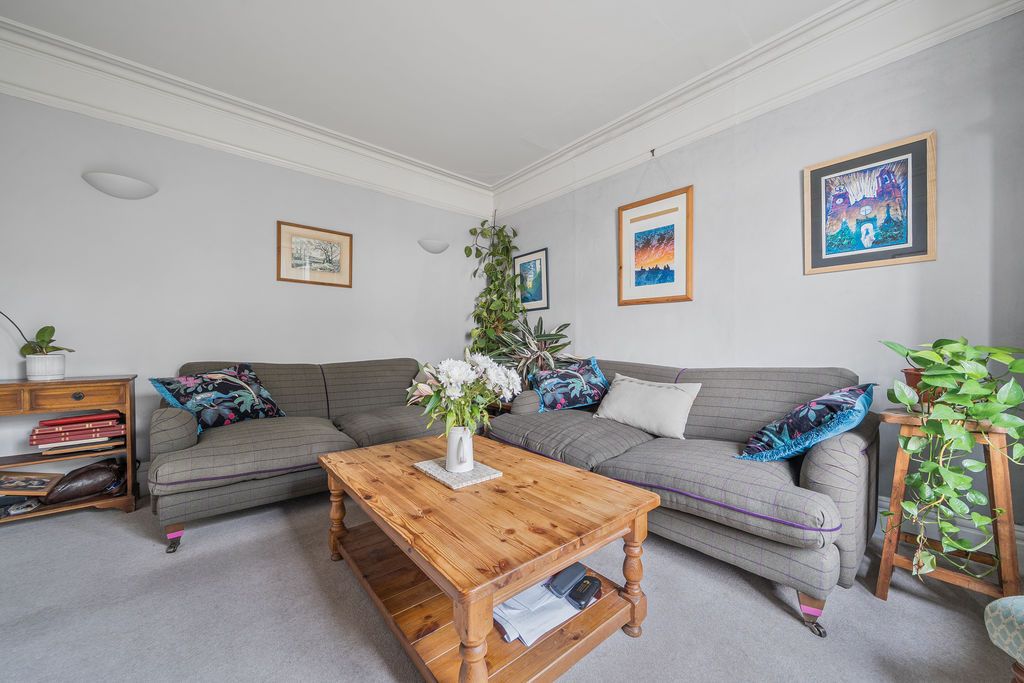 Property photo 3 of 20 Lounge