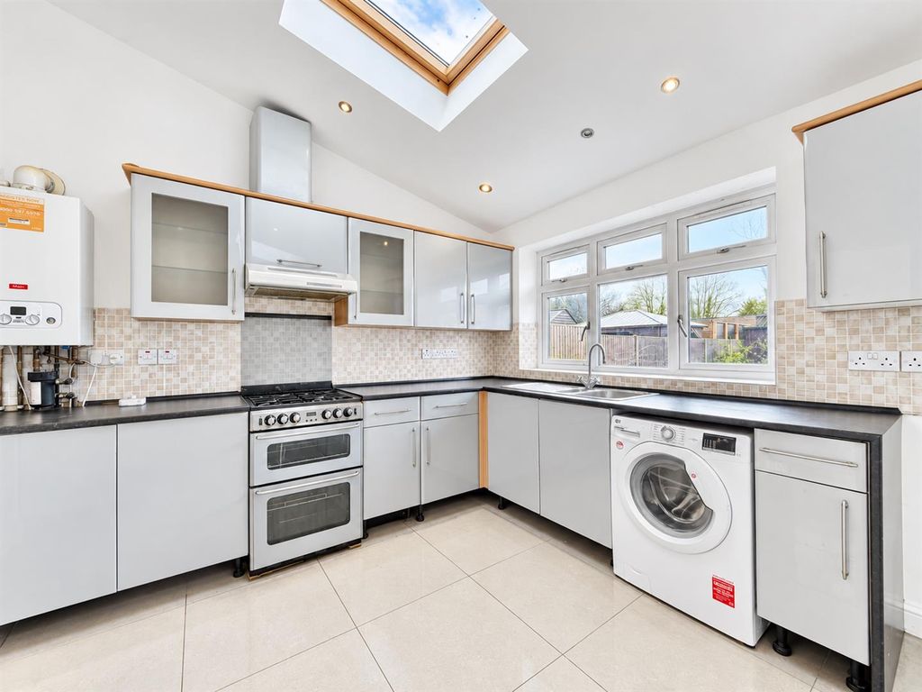 Property photo 1 of 11 Kitchen