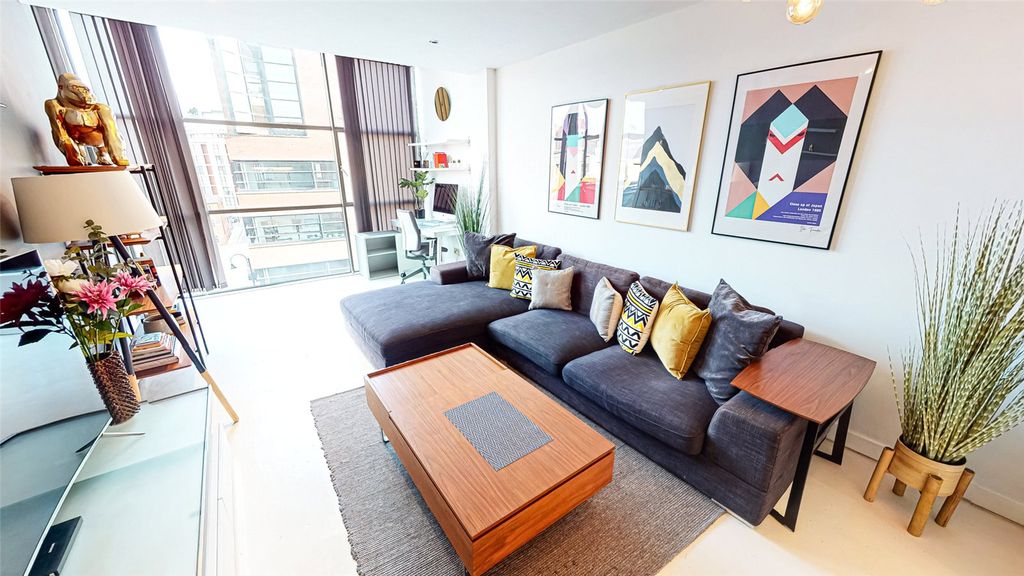 Property photo 1 of 11 Living Area