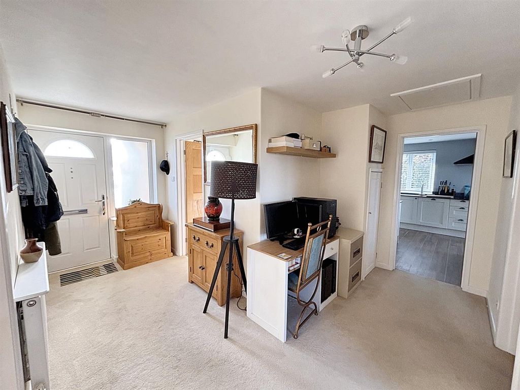 Property photo 2 of 16 Entrance Hall.Jpg