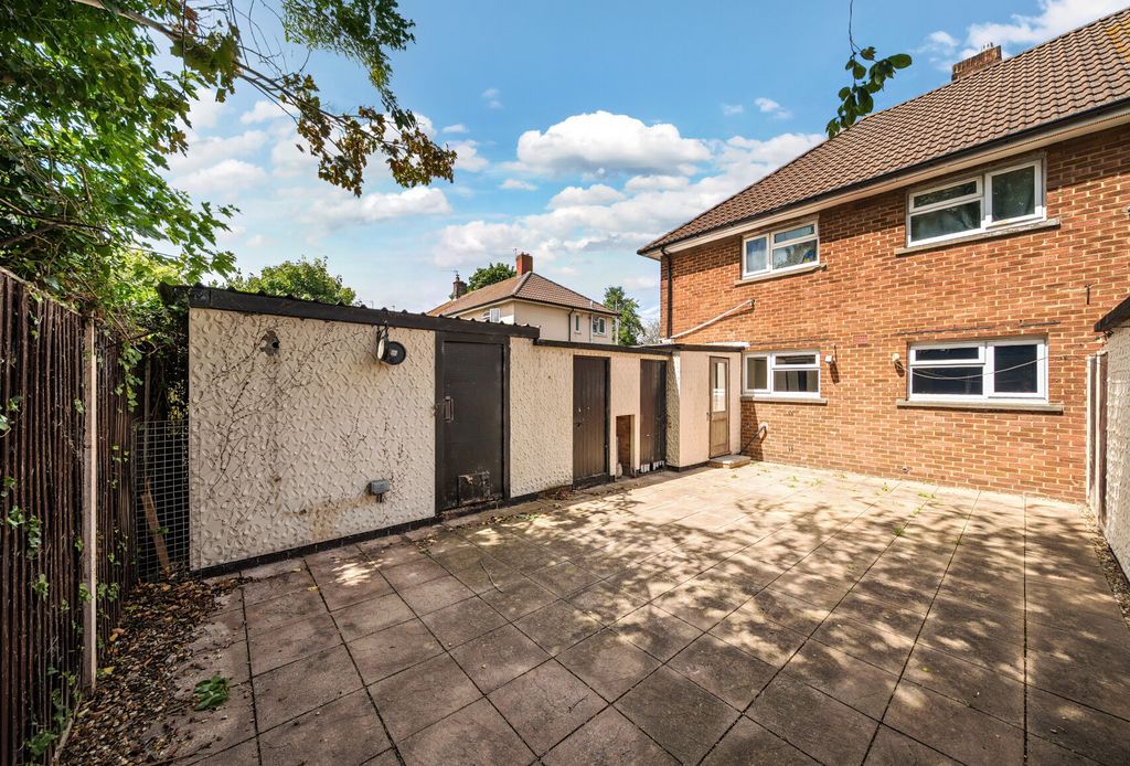 Property photo 3 of 14 1327956-10-687E2c...