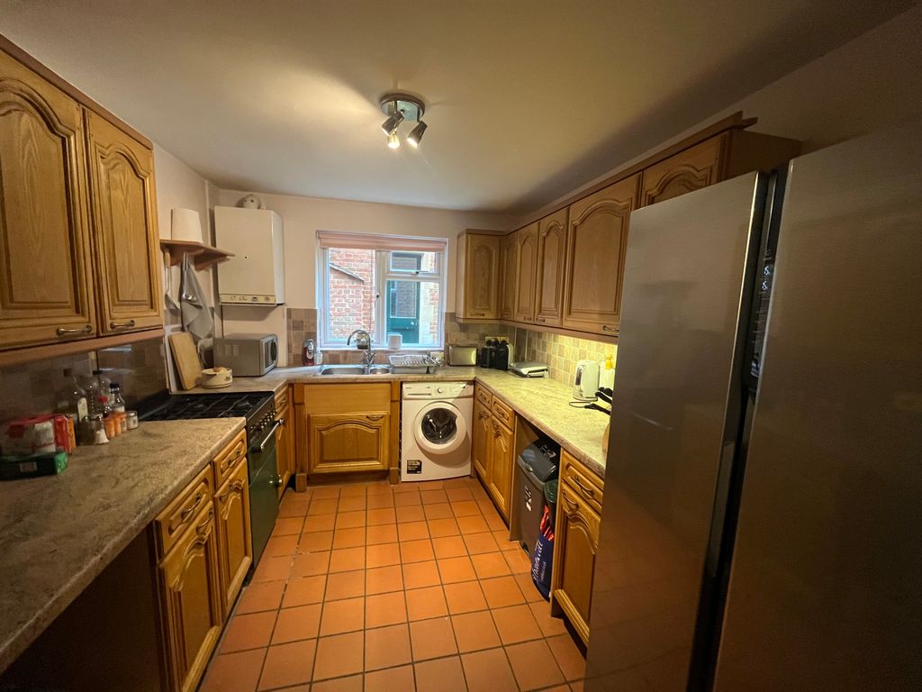 Property photo 3 of 6 Kitchen