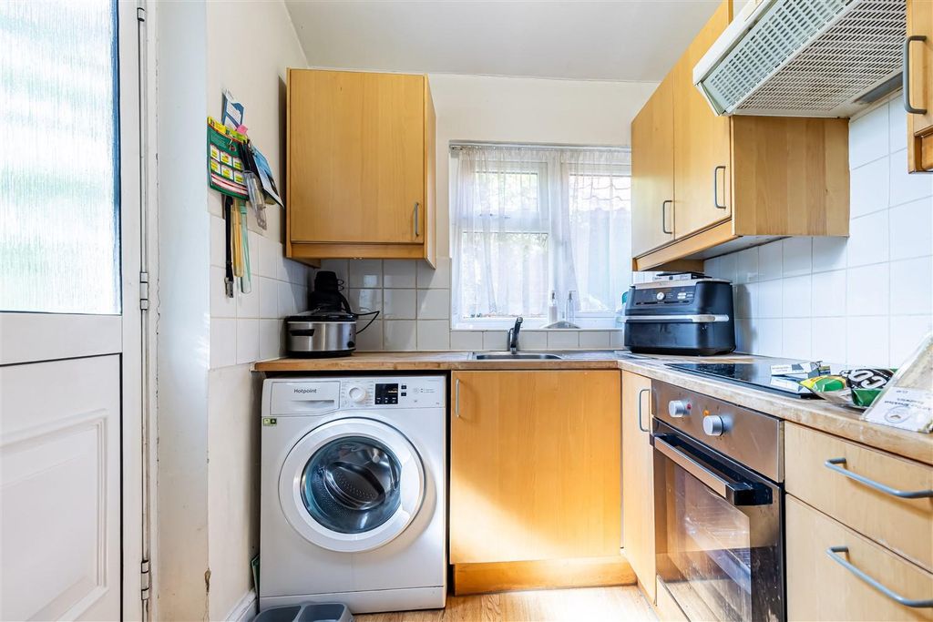 Property photo 3 of 14 56 Stewards Green (5).Jpg