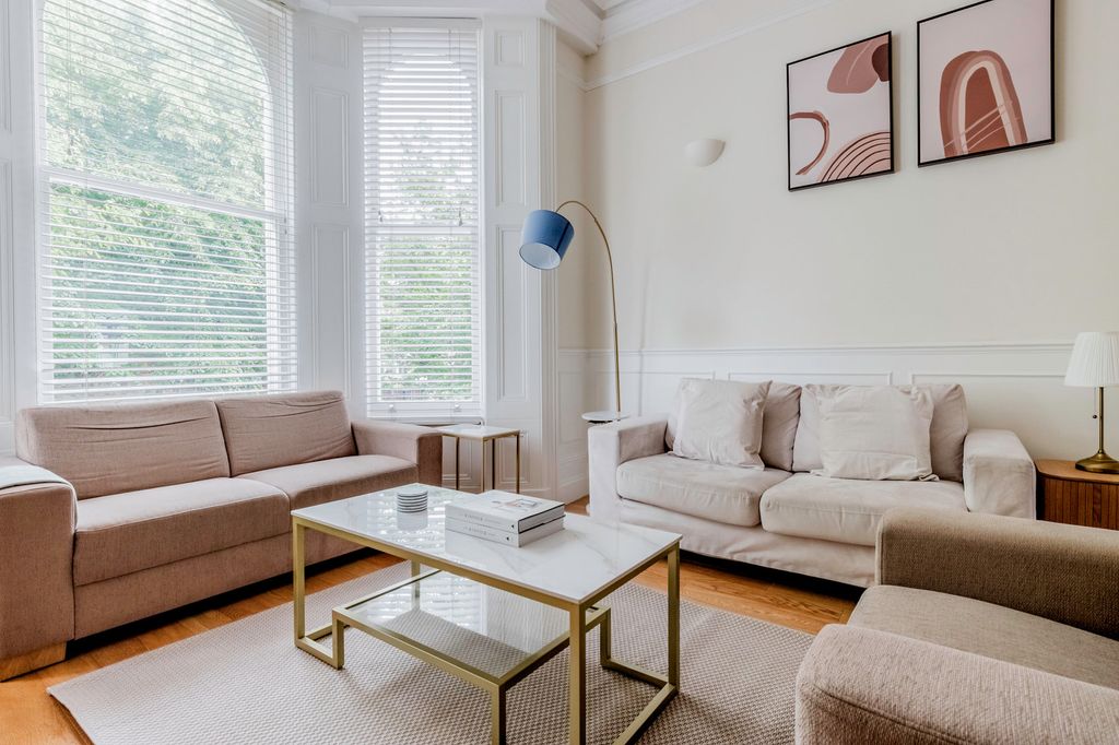 Property photo 1 of 17 Living Room