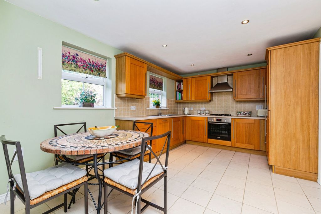 Property photo 3 of 19 Kitchen/Breakfast Room