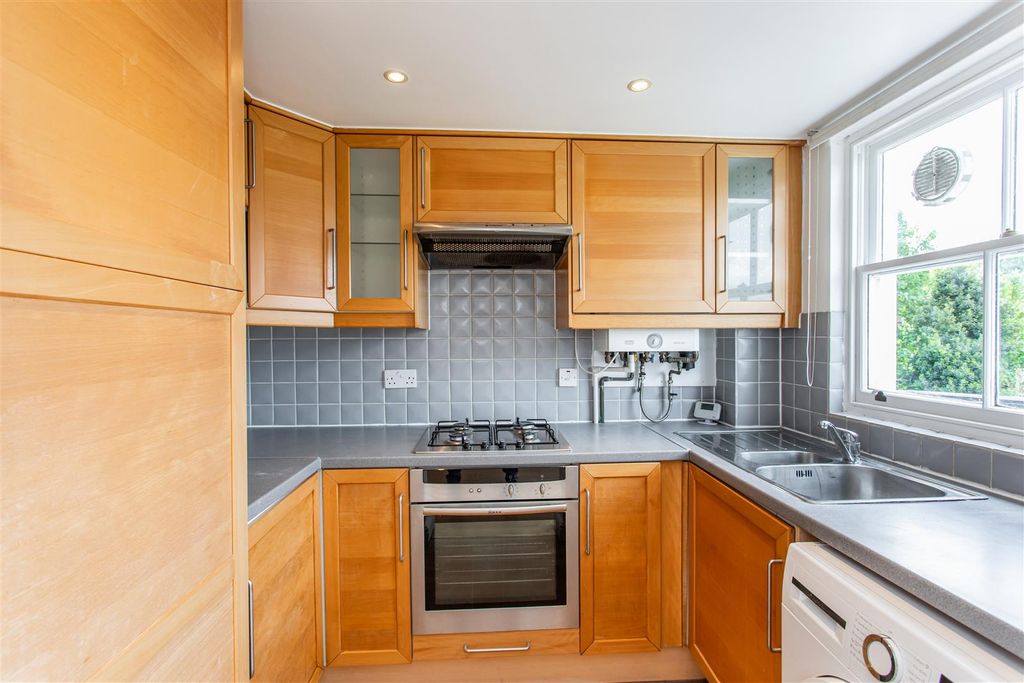Property photo 3 of 11 Kitchen