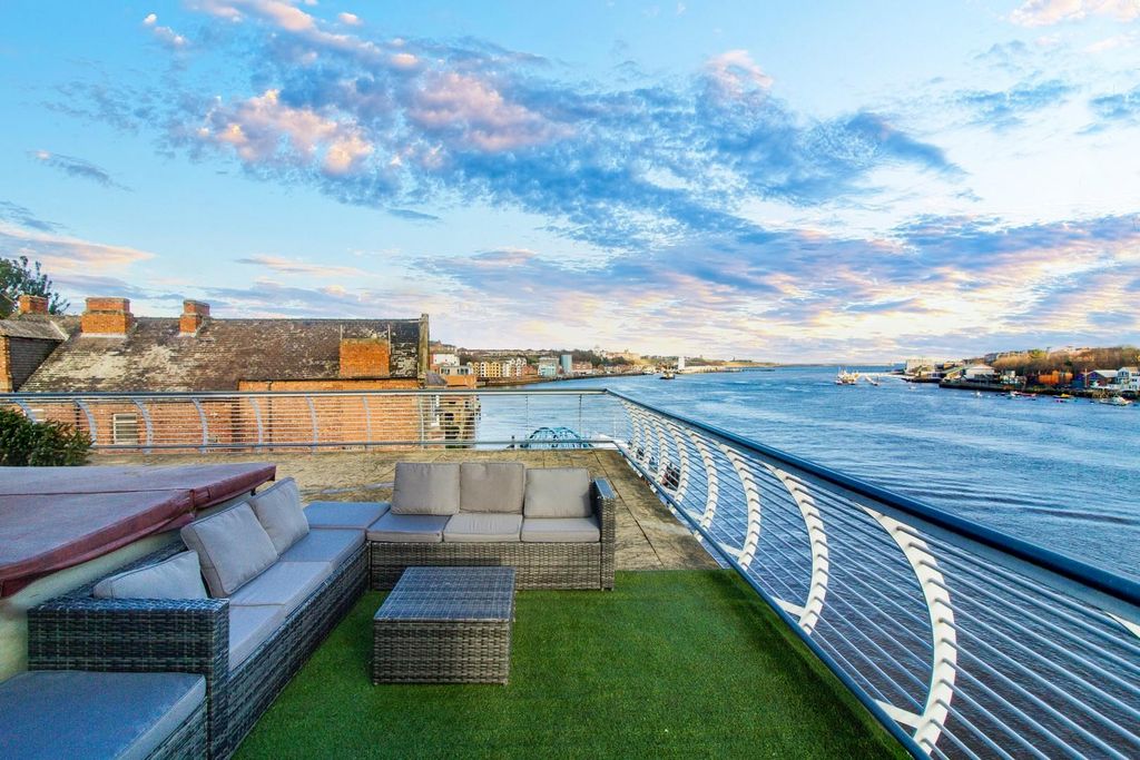 Property photo 2 of 12 External