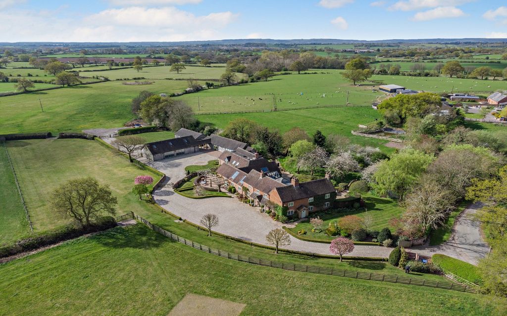 Property photo 1 of 40 Oaklands Farm