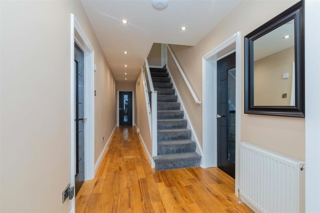 Property photo 2 of 28 71 Elmshott Lane-10.Jpg