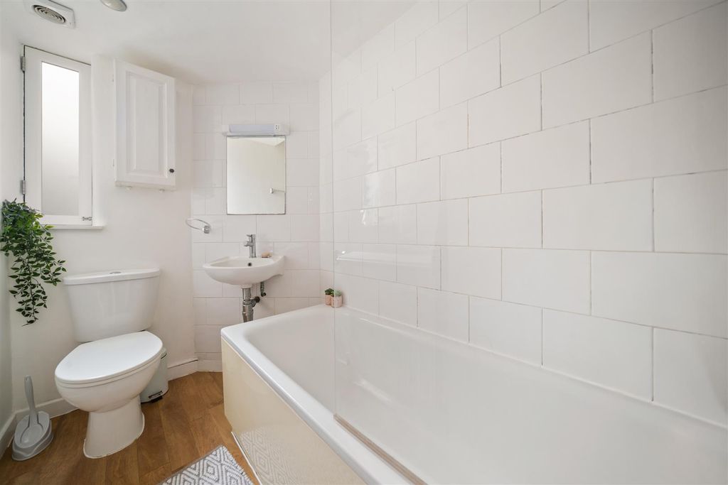 Property photo 3 of 7 Wyfold Road 4F Sw6 Ph9.Jpg