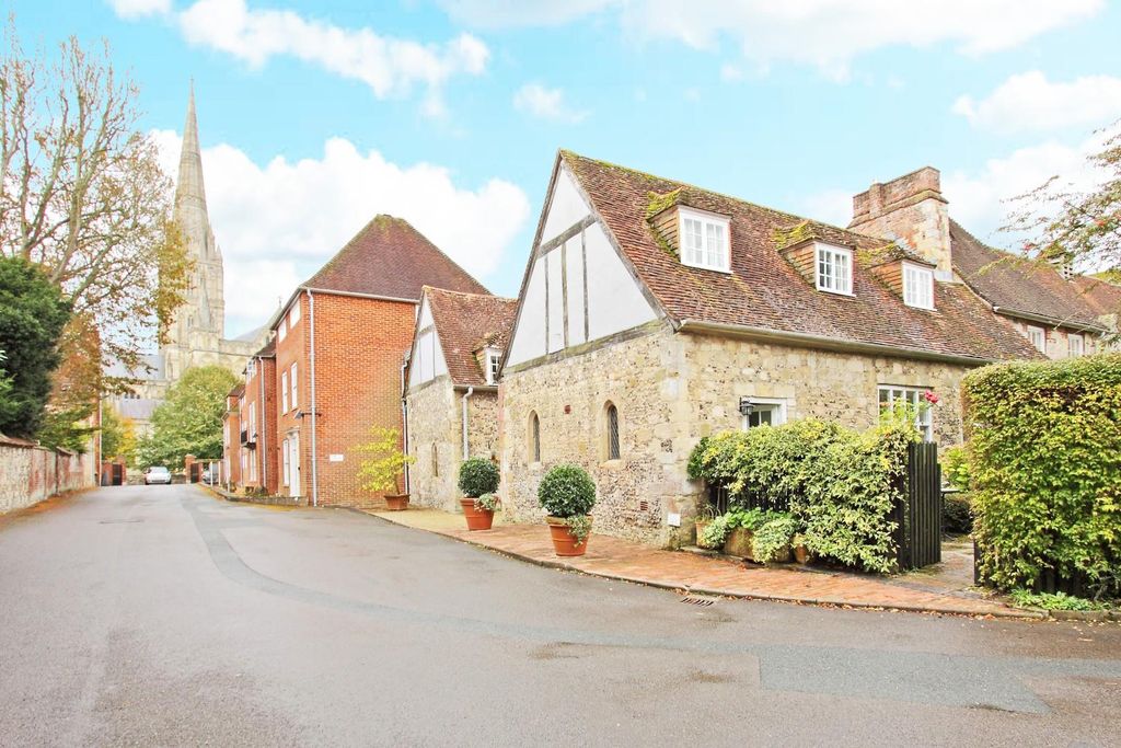 Property photo 1 of 16 103 The Close Ph5.Jpg