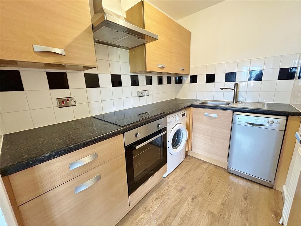 Property photo 3 of 10 Kitchen