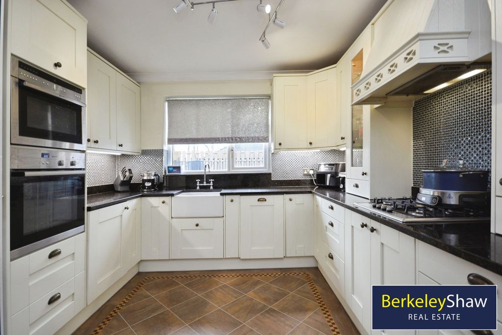 Property photo 3 of 32 Kitchen