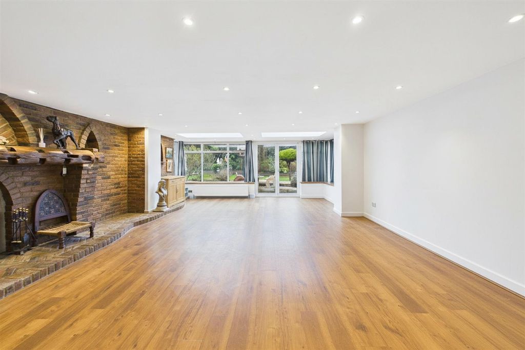 Property photo 3 of 18 4*.Jpg