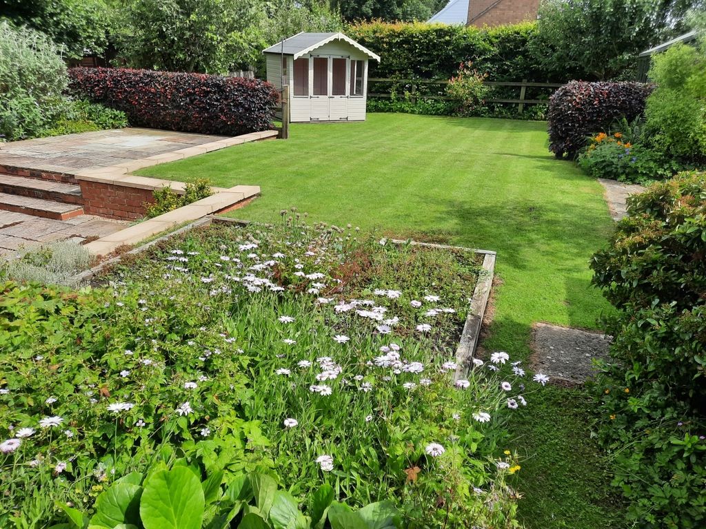 Property photo 2 of 8 Garden
