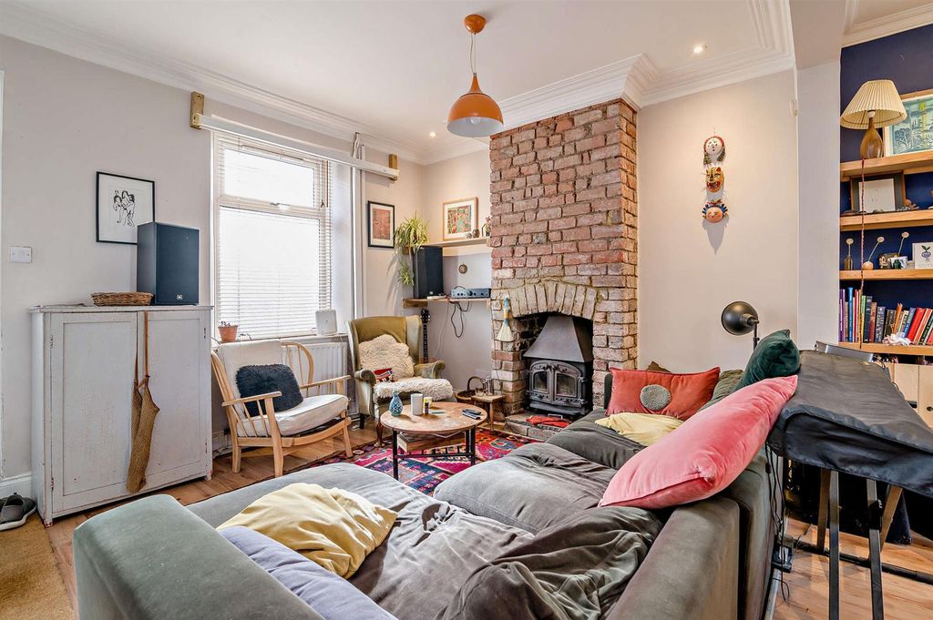 Property photo 3 of 12 8696464-Interior02-800.Jpg