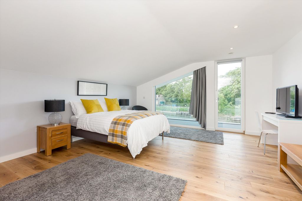 Property photo 3 of 24 Image