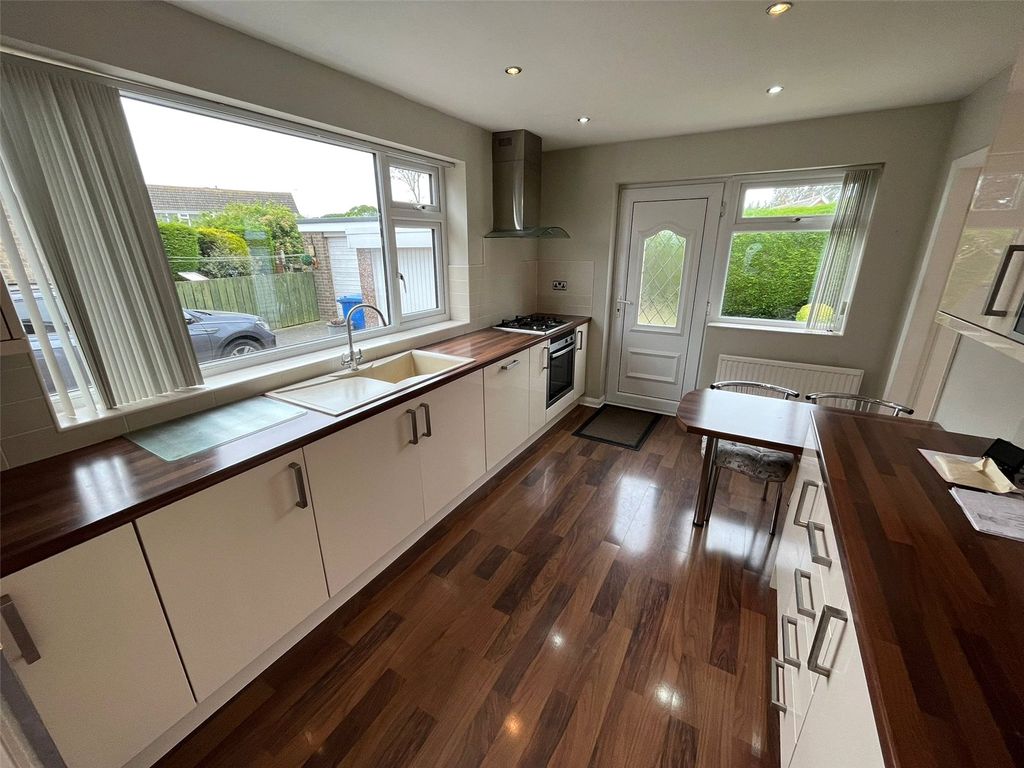 Property photo 2 of 10 Kitchen