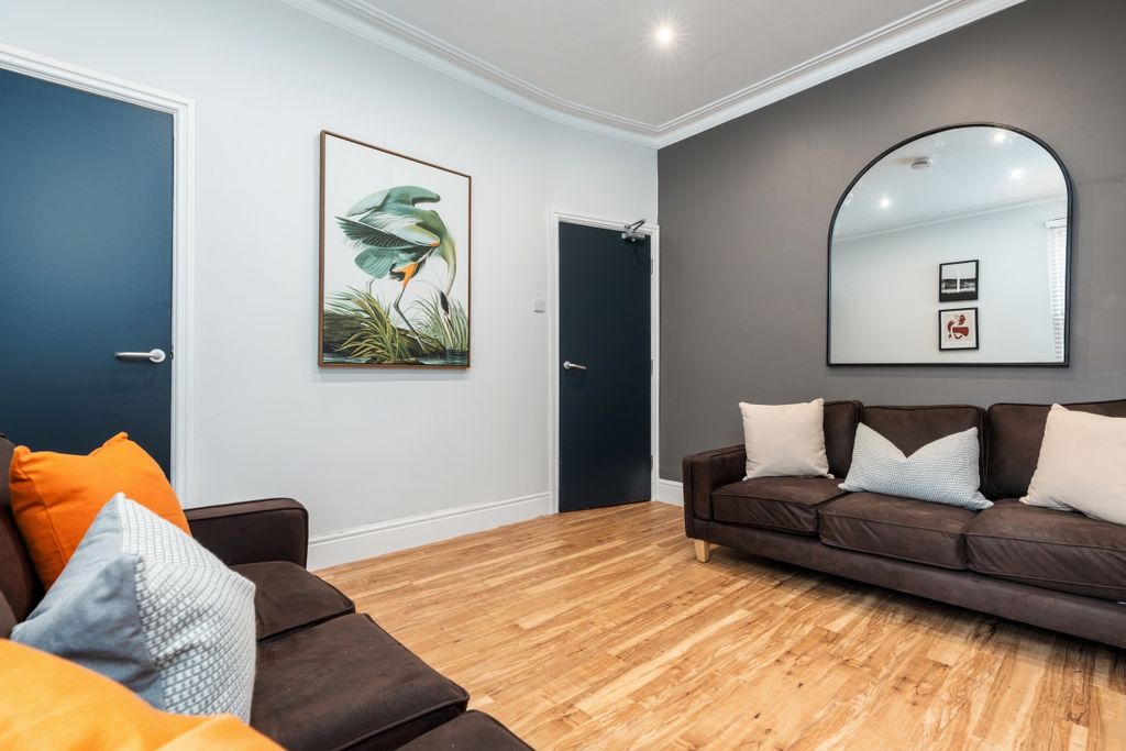 Property photo 1 of 12 69 Cawdor, Living Room 1