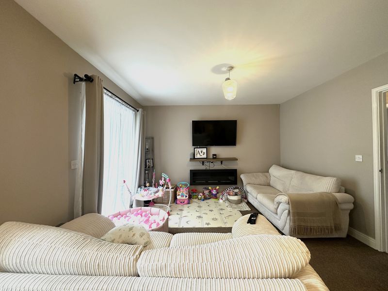 Property photo 3 of 9 Lounge