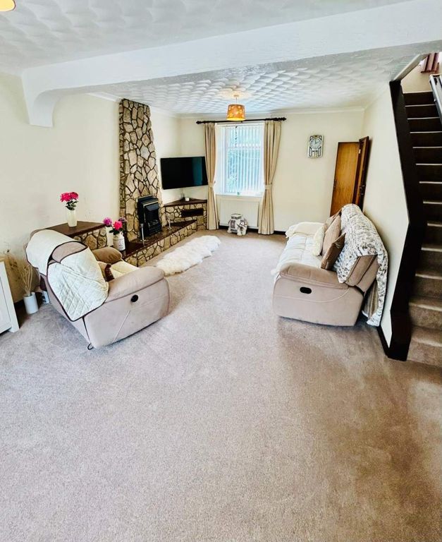 Property photo 3 of 13 Lounge