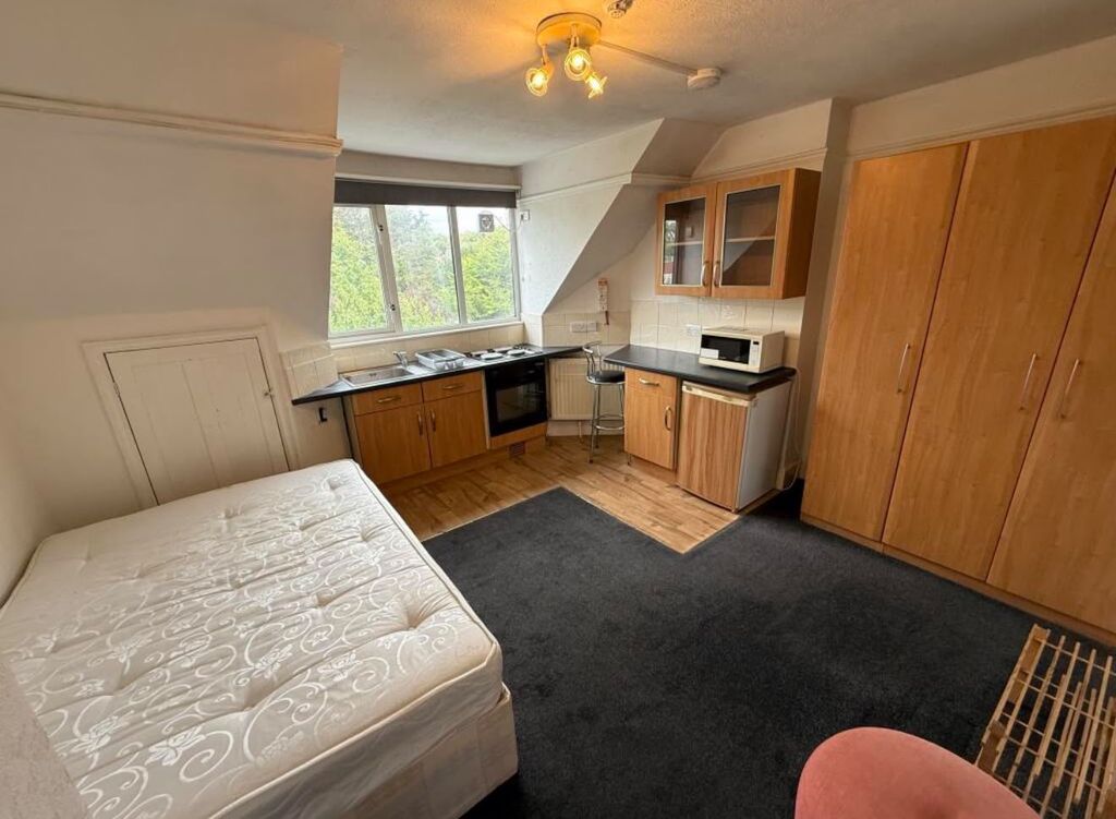 Property photo 1 of 6 Double Room With Its Own Kitchen And Shared Bathroom  To Rent In Golders Green